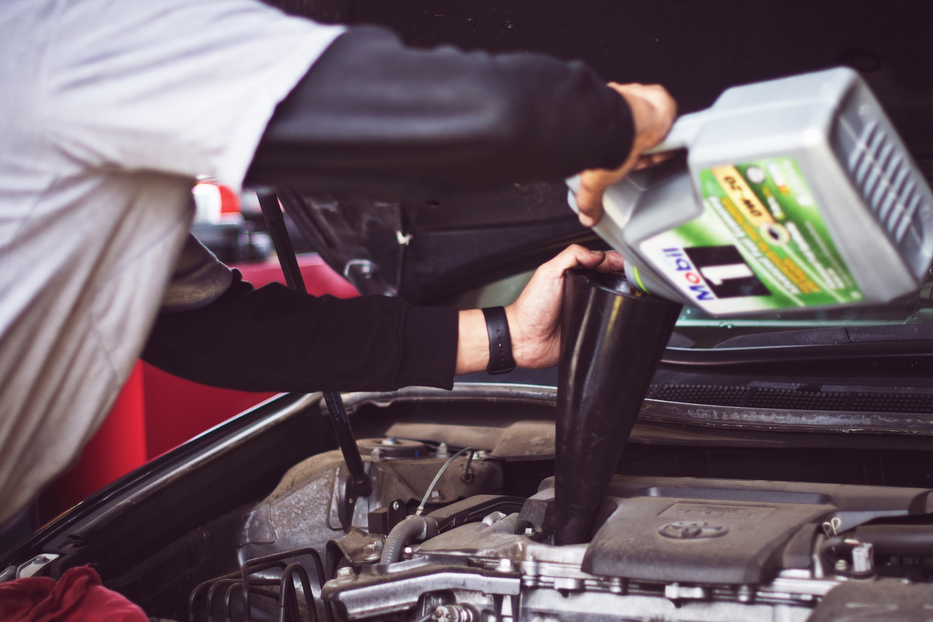 Differences Between an Auto Body Shop and Mechanic